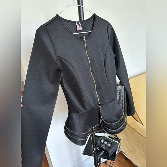 Black woman jacket, can be worn as a shirt if you like, gold zipper, size small - Picture 1 of 3